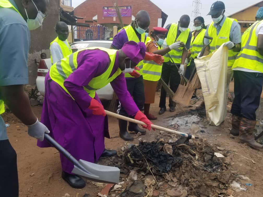 Archbishop Kazimba leads clean-up exercise in Kalerwe