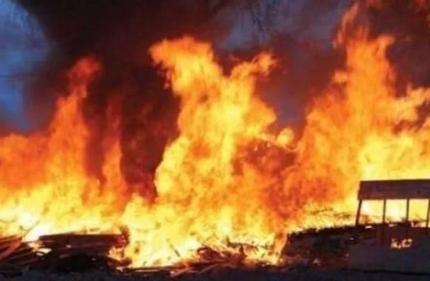 Woman flees after setting house on fire to kill own children